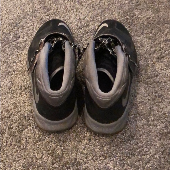 Basketball shoes - Picture 3 of 3